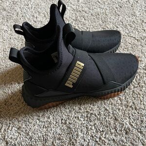 New Women’s Pumas Size 6